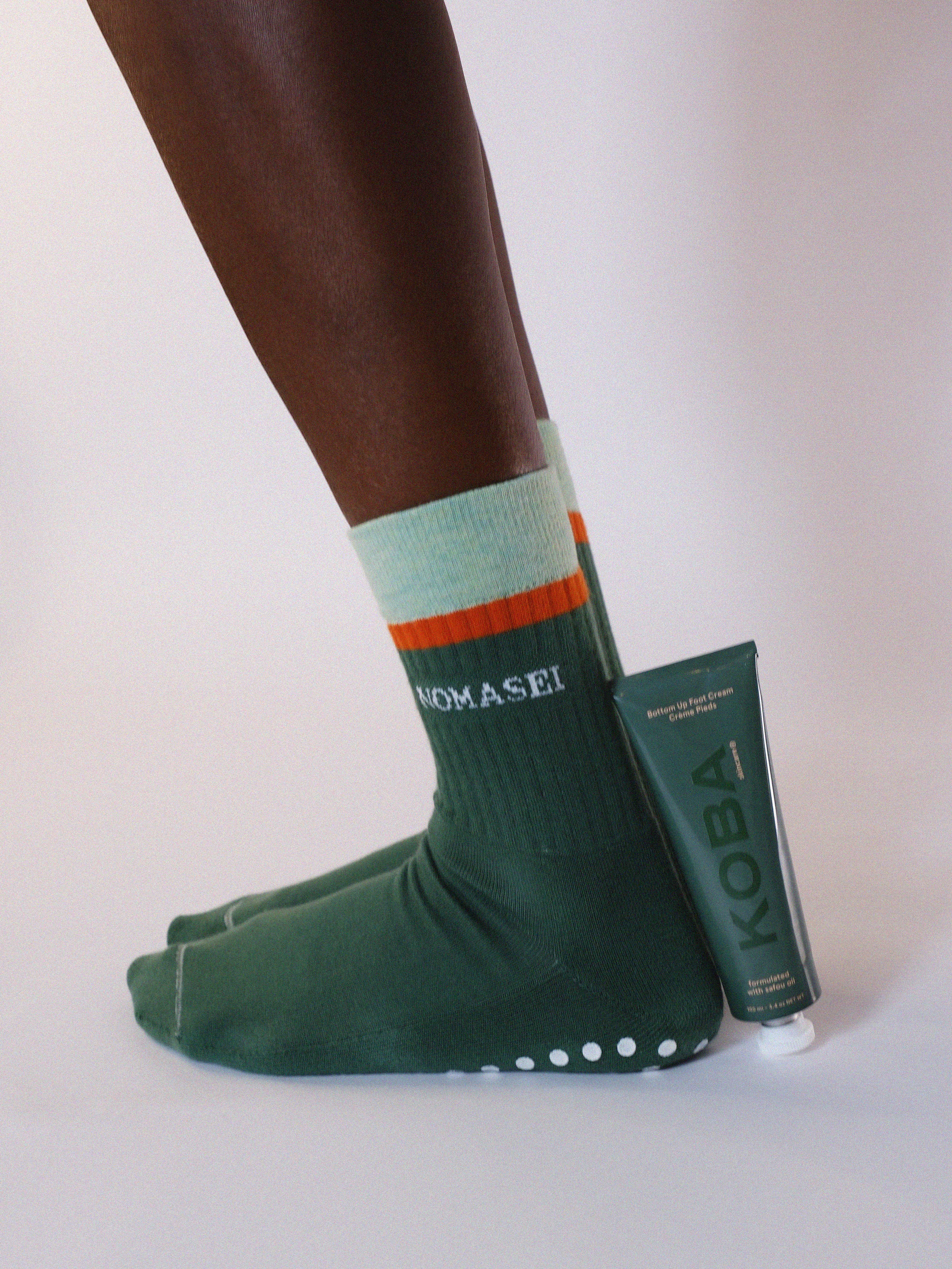 NOMASEI X KOBA : STRETCHING ME SOFTLY Chaussettes Nomasei