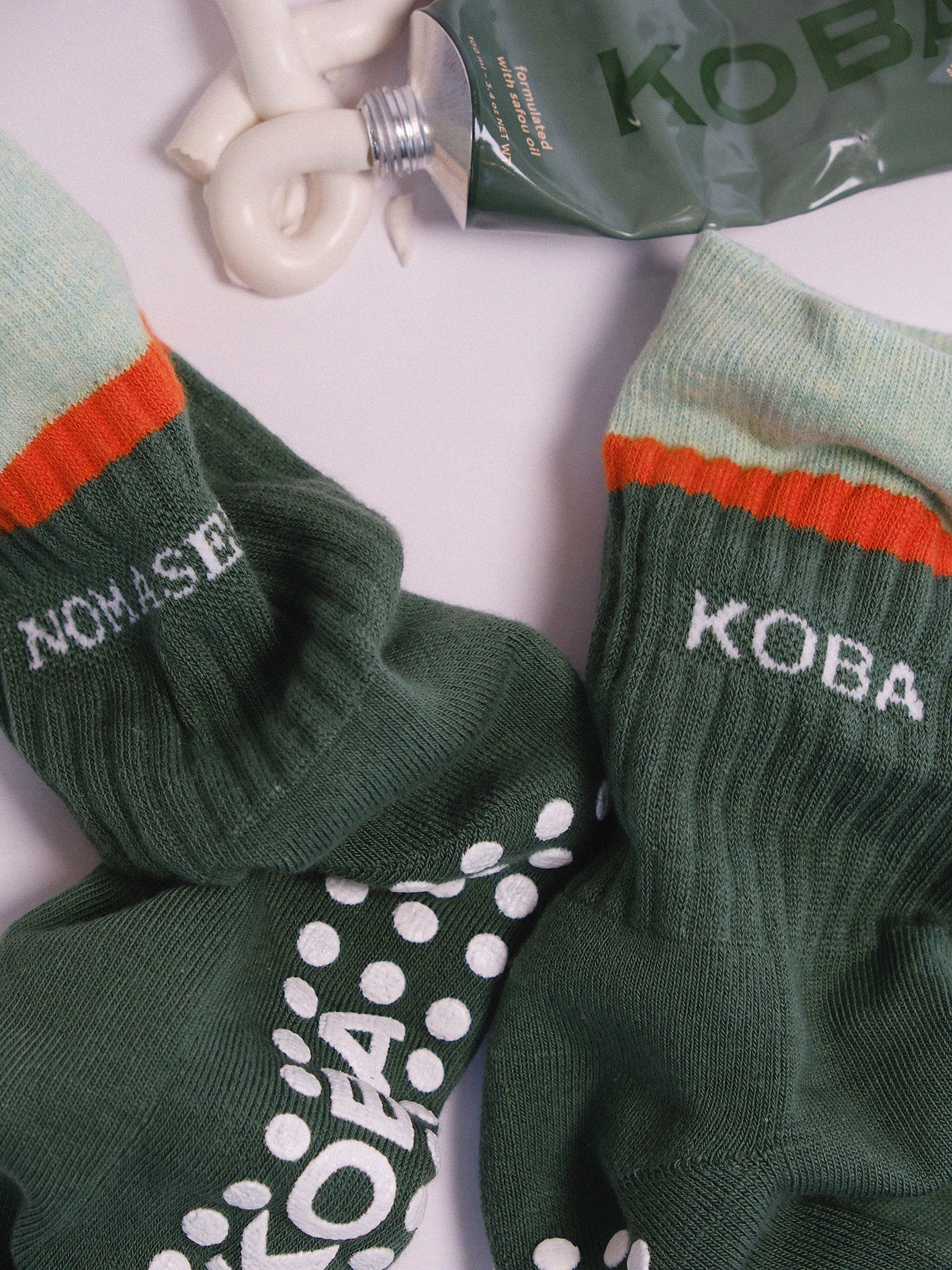 NOMASEI X KOBA : STRETCHING ME SOFTLY Chaussettes Nomasei